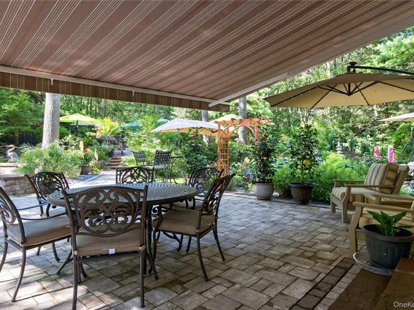18 Roundtree Drive, Melville NY 11747