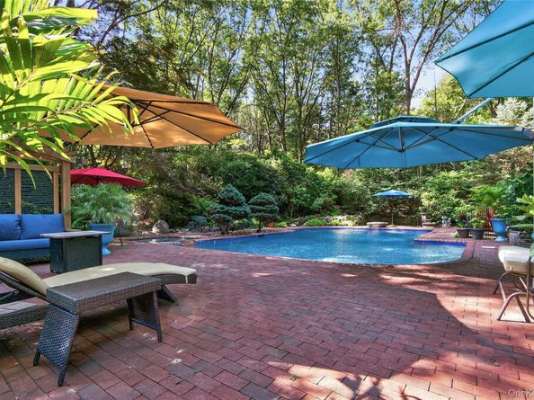 18 Roundtree Drive, Melville NY 11747
