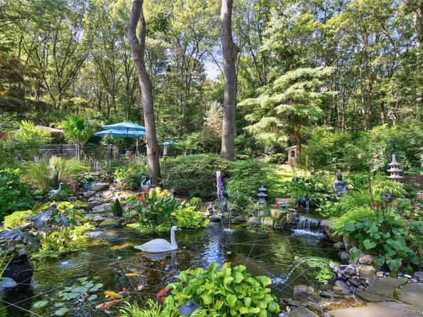 18 Roundtree Drive, Melville NY 11747