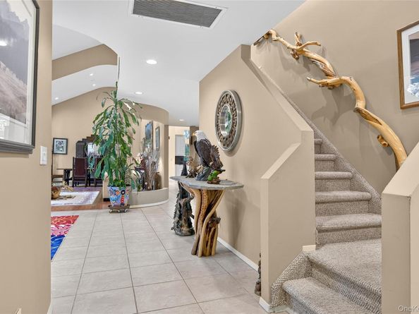 18 Roundtree Drive, Melville NY 11747