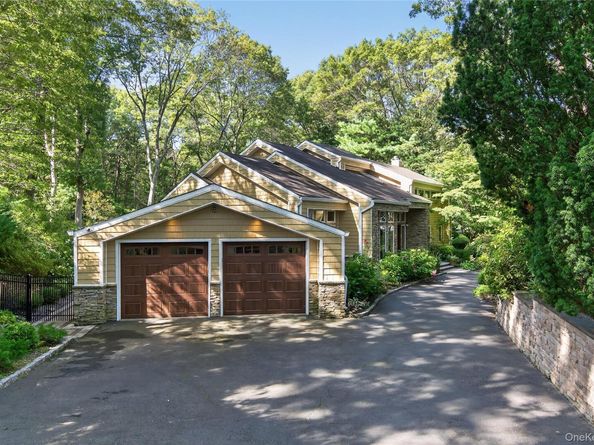 18 Roundtree Drive, Melville NY 11747