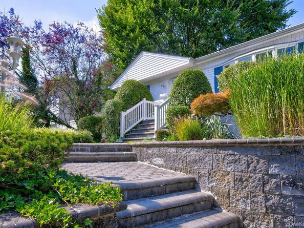 17 Hill Road, Farmingdale NY 11735