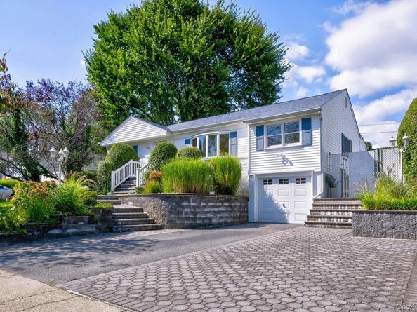 17 Hill Road, Farmingdale NY 11735