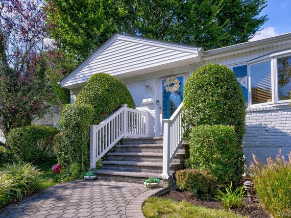 17 Hill Road, Farmingdale NY 11735