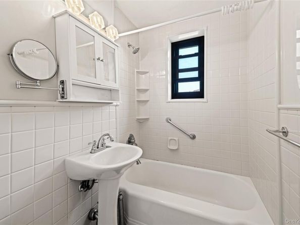 73-45 210th Street 3F, Bayside NY 11364