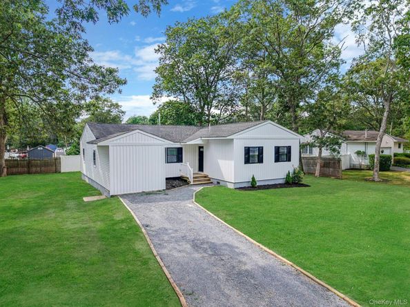 220 Peekskill Avenue, Medford NY 11763