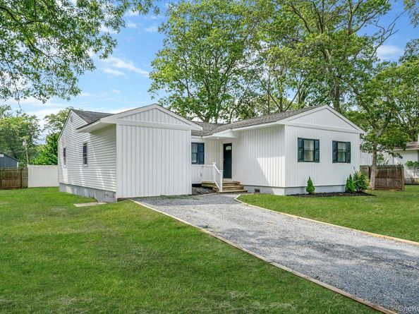 220 Peekskill Avenue, Medford NY 11763