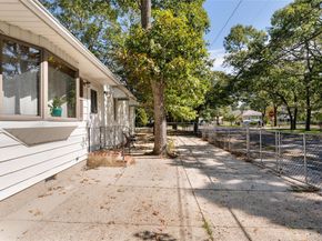 16 Daisy Place, Selden NY 11784