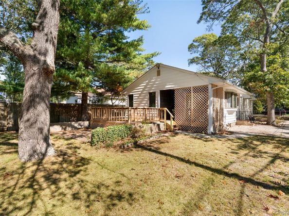 16 Daisy Place, Selden NY 11784