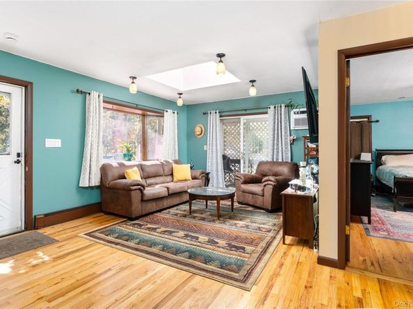 16 Daisy Place, Selden NY 11784