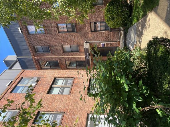 215-40 47 Avenue 3B, Bayside NY 11361