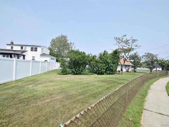 101 Phyllis Drive, Lindenhurst NY 11757