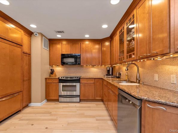 51 Wimbledon Drive, Roslyn NY 11576