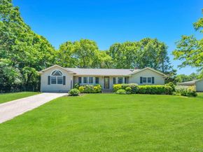 8 Camille Lane, Holbrook NY 11741