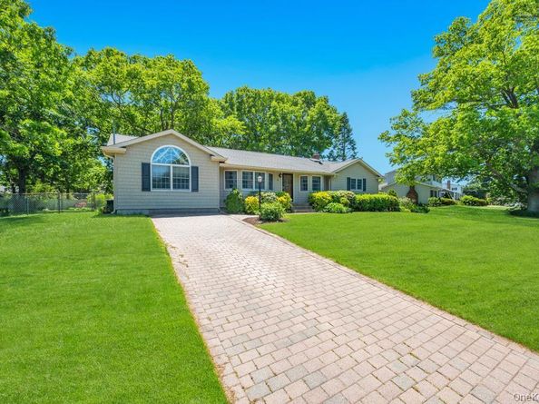 8 Camille Lane, Holbrook NY 11741