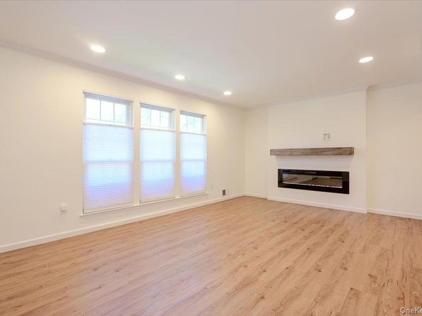 95 Aspen Drive E, Woodbury NY 11797