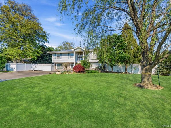 105 Sequams Lane E, West Islip NY 11795