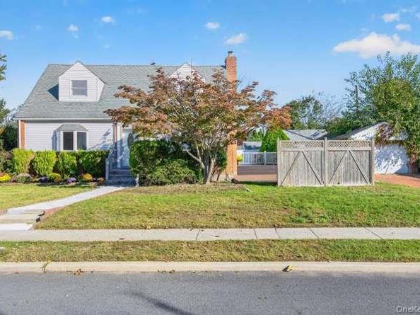 484 Croyden Road, Garden City South NY 11530