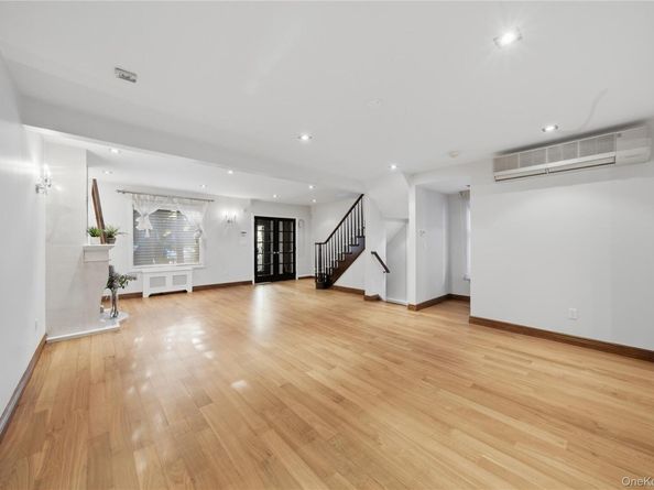 60-39 69th Lane, Maspeth NY 11378