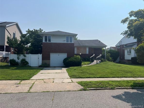 5 Winding Road, Massapequa NY 11758
