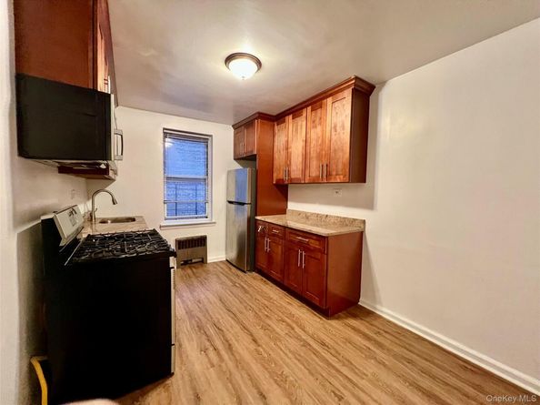 2080 Barnes Avenue 5B, Bronx NY 10462