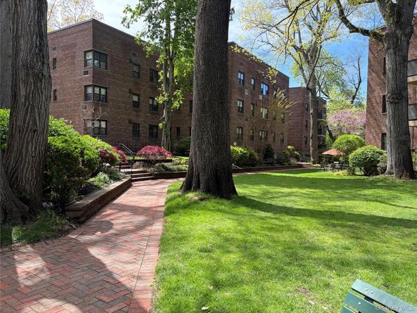 35 Knightsbridge Road 2B, Great Neck NY 11021
