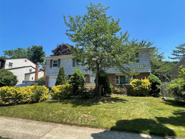 110 Greenway Drive S, Syosset NY 11791