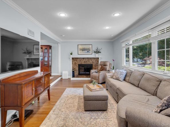 25 Arrowwood Lane, Melville NY 11747