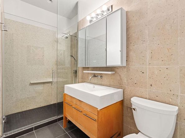 27-28 Thomson Avenue 529, Queens NY 11101