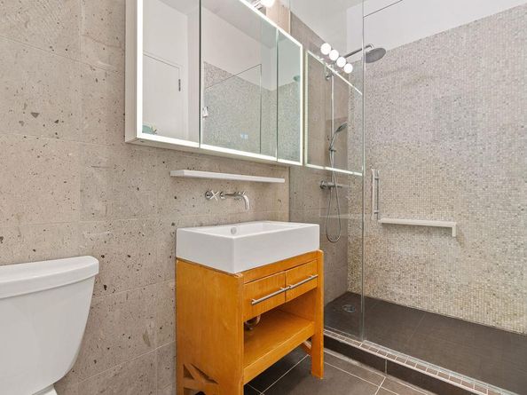 27-28 Thomson Avenue 529, Queens NY 11101