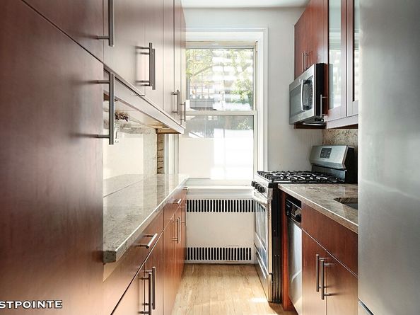 305 West 52nd Street 1H, New York NY 10019
