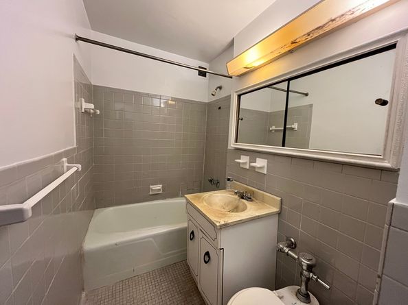 175-01 Hillside Avenue 1L, Queens NY 11432
