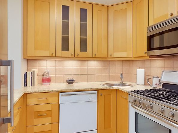 305 East 24th Street 18F, New York NY 10010