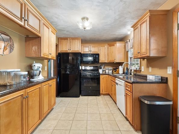 11 Dale Ave, Leominster MA 01453