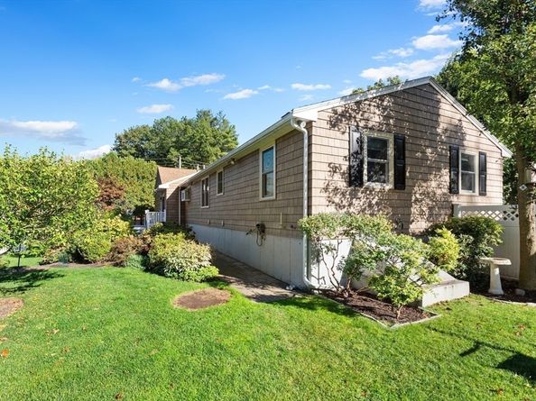 1 Maddabon Pl, Peabody MA 01960