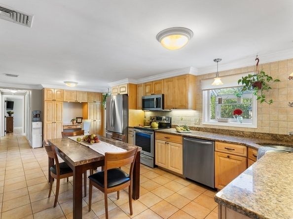 1 Maddabon Pl, Peabody MA 01960