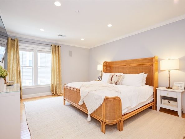 881 E 2nd St 13, Boston MA 02127