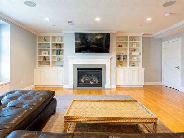 881 E 2nd St 13, Boston MA 02127
