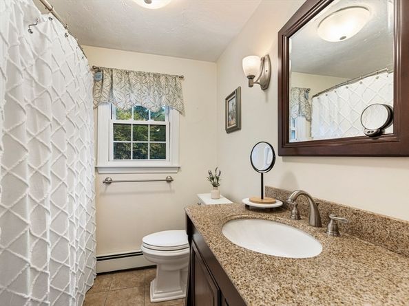 223 West St, Douglas MA 01516