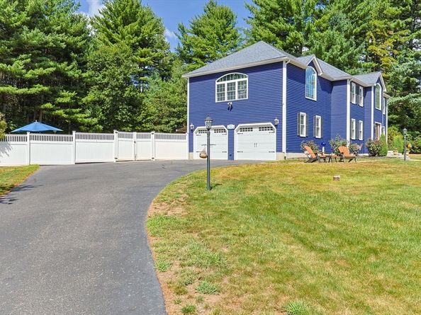 19 King Philip Path, Mendon MA 01756