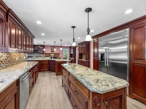 19 King Philip Path, Mendon MA 01756