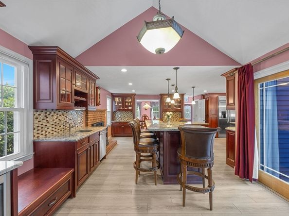 19 King Philip Path, Mendon MA 01756