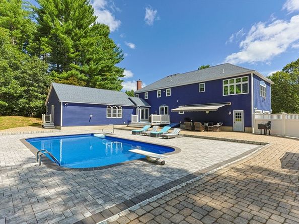 19 King Philip Path, Mendon MA 01756