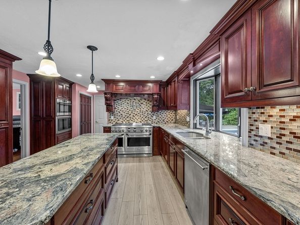19 King Philip Path, Mendon MA 01756