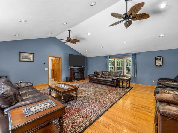 19 King Philip Path, Mendon MA 01756