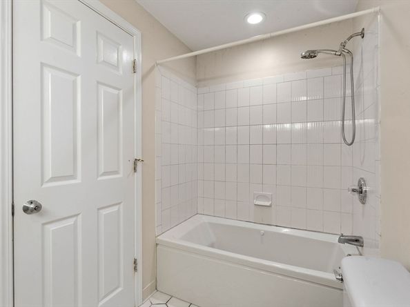 1216 Vfw Pkwy 40, Boston MA 02132