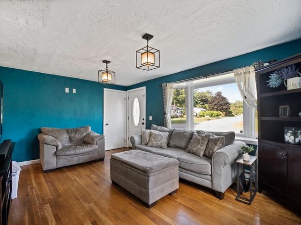 28 Holly St, Oxford MA 01540