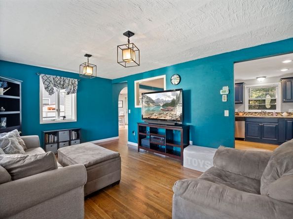 28 Holly St, Oxford MA 01540