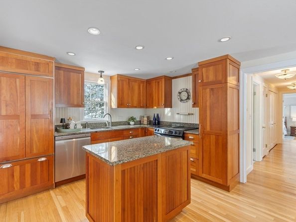 82 Ash St, Concord MA 01742