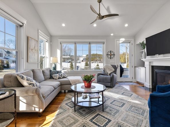 15 Rowell Ln 15, Middleton MA 01949